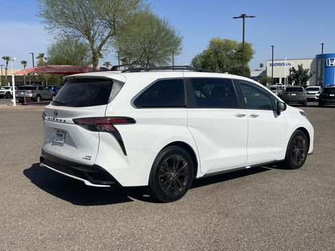 Used 2022 Toyota Sienna XSE FWD image 4