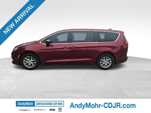 Used 2017 Chrysler Pacifica Touring FWD image 4