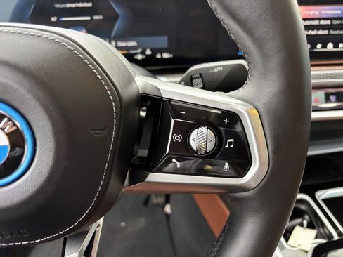 Certified 2023 BMW i7 xDrive60 w/ Executive Package 2 image 18