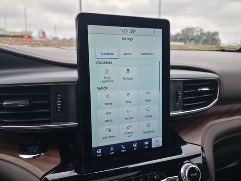 Used 2022 Ford Explorer King Ranch w/ Premium Technology Package image 18