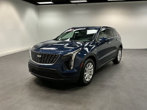 Used 2019 Cadillac XT4 Luxury w/ Cold Weather Package FWD image 1