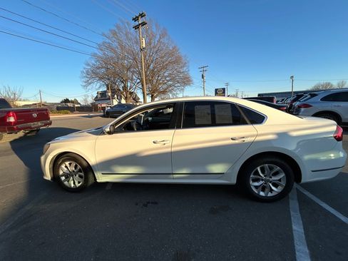 Used 2017 Volkswagen Passat 1.8T S image 8