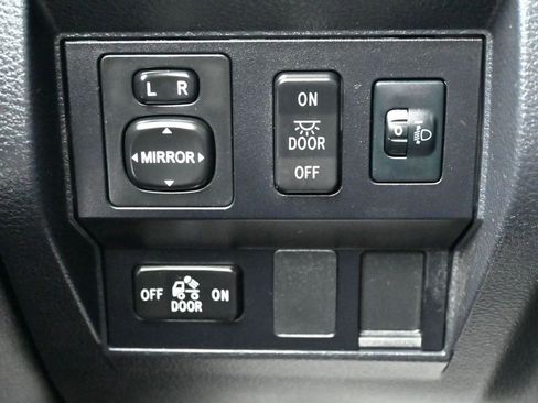 Used 2017 Toyota Tundra SR5 image 25