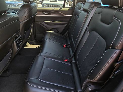 Used 2023 Jeep Grand Cherokee Limited w/ Luxury Tech Group II RWD image 8