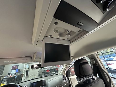 Used 2015 Chrysler Town & Country Touring image 46