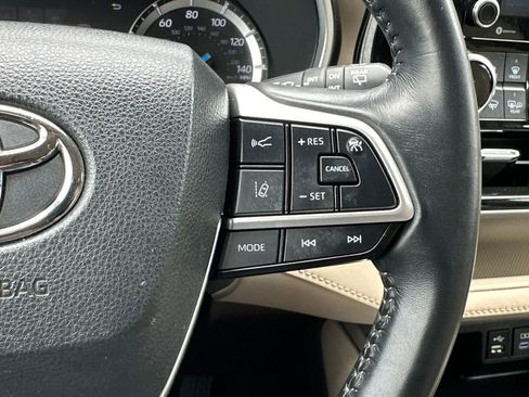 Used 2022 Toyota Highlander XLE AWD/4WD image 27