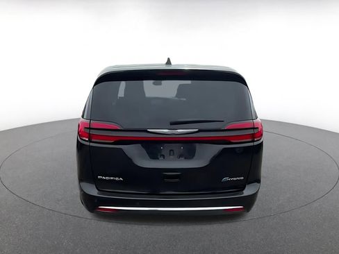 Used 2023 Chrysler Pacifica Touring-L image 12