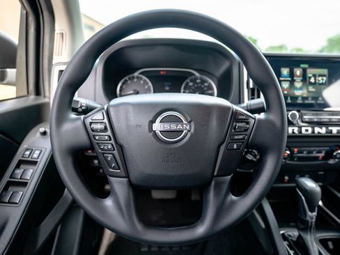 Used 2025 Nissan Frontier SV AWD/4WD image 13