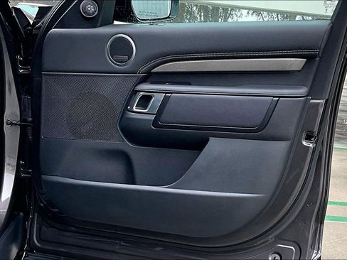 Used 2024 Land Rover Discovery Metropolitan Edition image 28