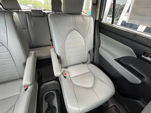 Used 2022 Toyota Highlander XLE AWD/4WD image 15