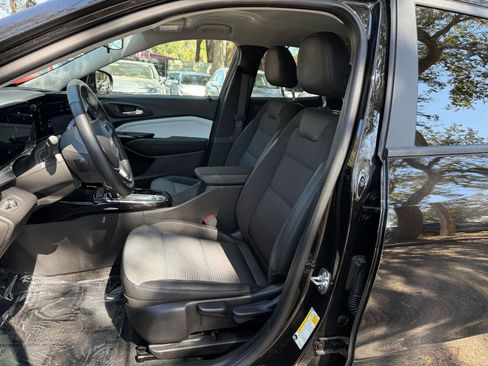 Used 2025 Chevrolet Trax LT w/ LT Convenience Package FWD image 35