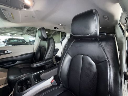 Used 2023 Chrysler Pacifica Touring-L FWD image 14