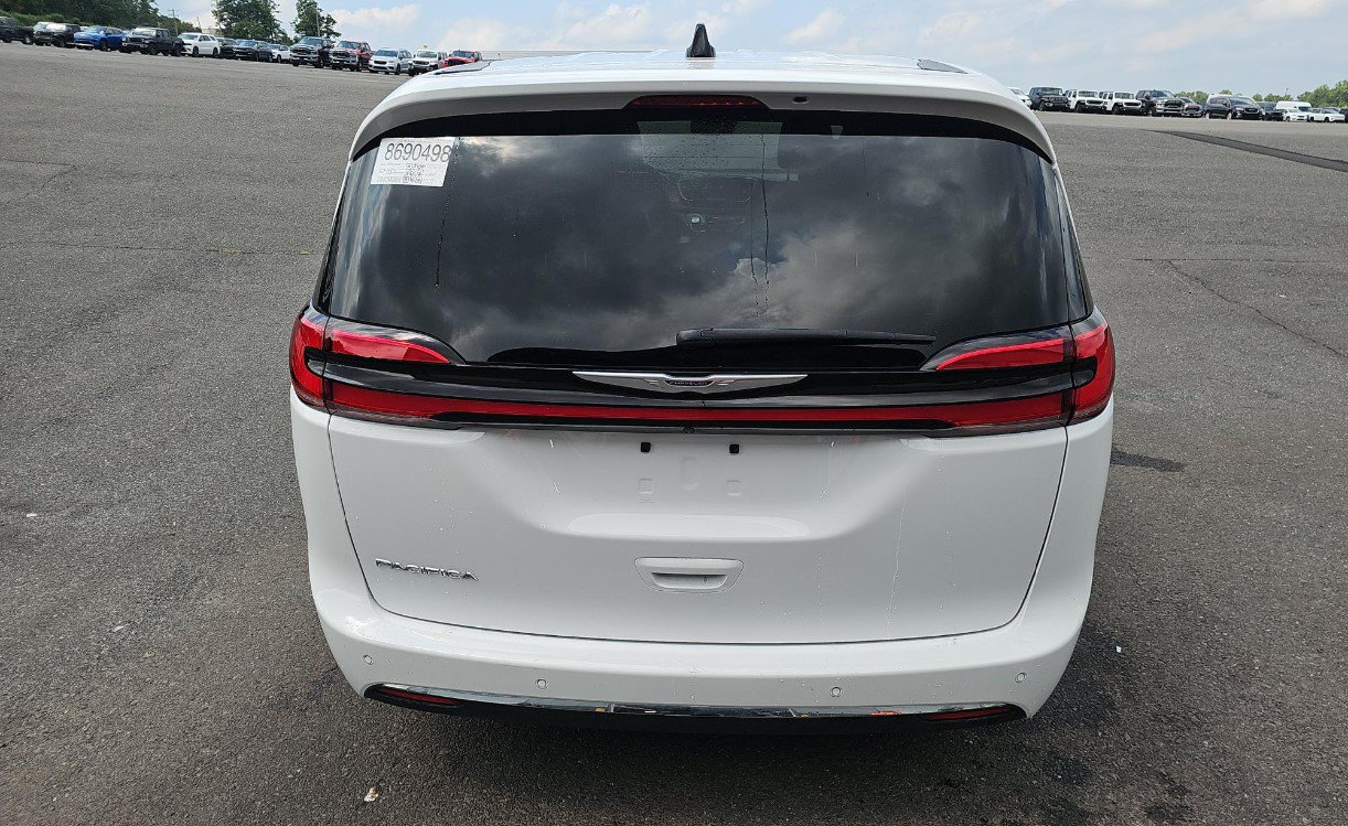 Used 2025 Chrysler Pacifica Select FWD image 5