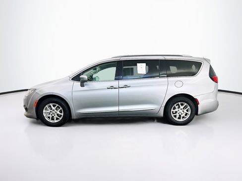 Used 2020 Chrysler Pacifica Touring-L FWD image 4