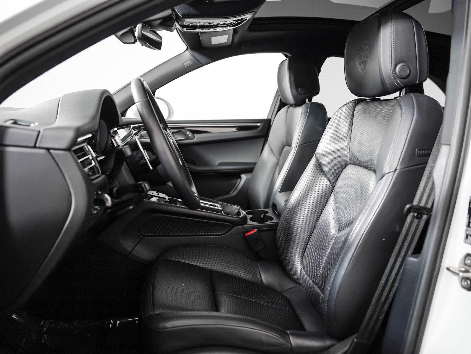 Certified 2023 Porsche Macan AWD/4WD image 5