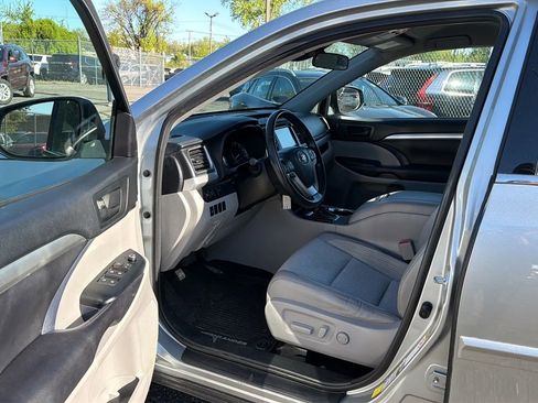 Used 2017 Toyota Highlander AWD V6 image 23