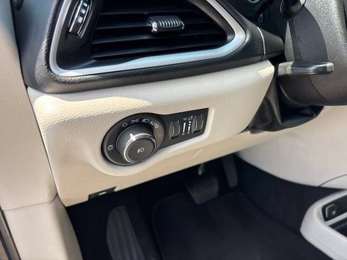 Used 2023 Chrysler Pacifica Touring-L FWD image 16