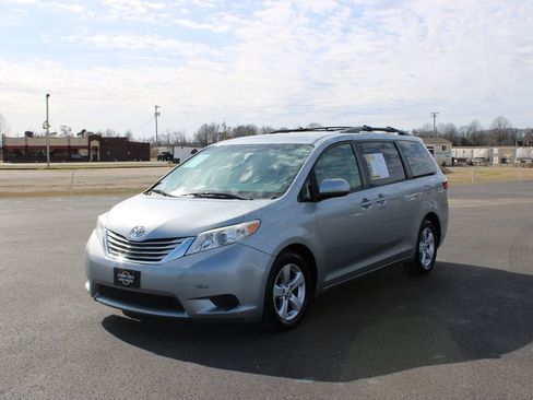 Used 2015 Toyota Sienna LE image 4