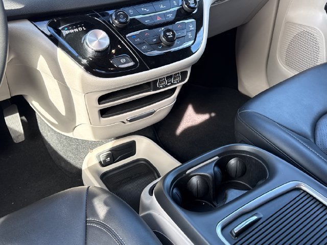 Used 2024 Chrysler Pacifica Touring-L FWD image 9