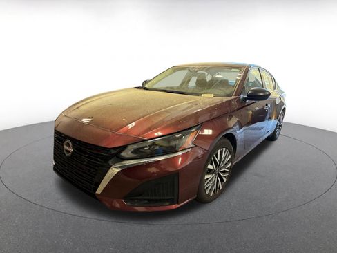 Used 2025 Nissan Altima 2.5 SV image 3