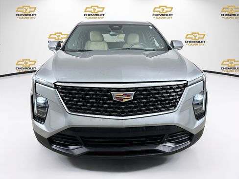Used 2024 Cadillac XT4 Luxury w/ Cold Weather Package FWD image 2