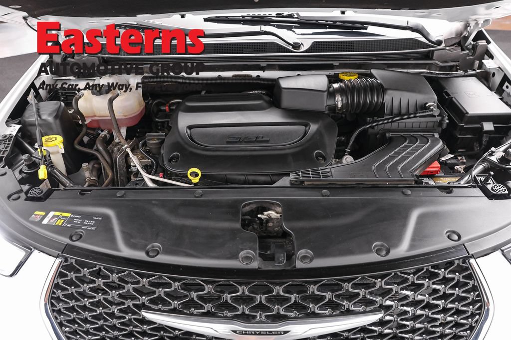 Used 2023 Chrysler Pacifica Touring-L FWD image 8