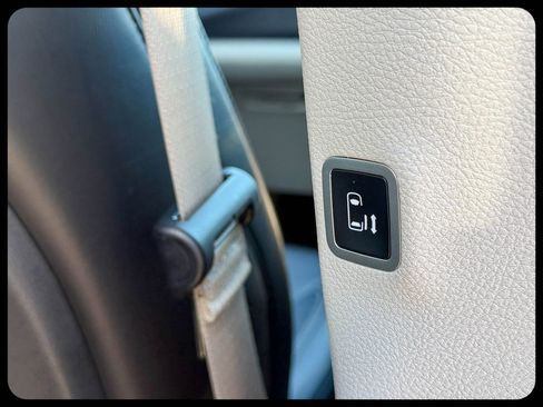 Used 2024 Chrysler Pacifica Touring-L image 24