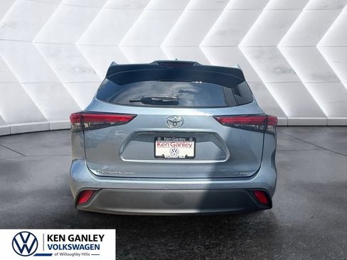 Used 2020 Toyota Highlander LE AWD/4WD image 3
