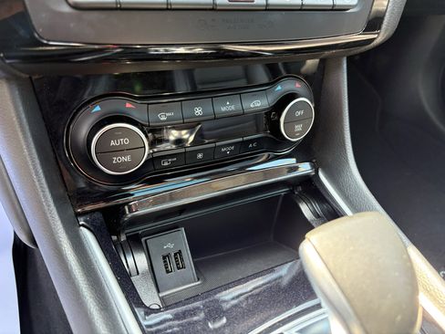 Used 2018 INFINITI QX30 Premium w/ Navigation Package image 26