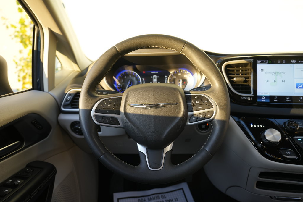 Used 2023 Chrysler Pacifica Touring-L FWD image 35