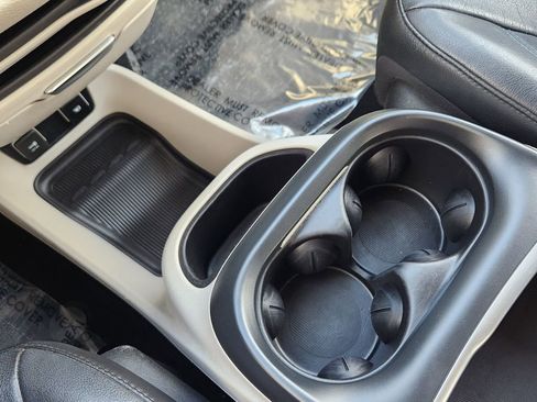 Used 2021 Chrysler Pacifica Touring-L image 10