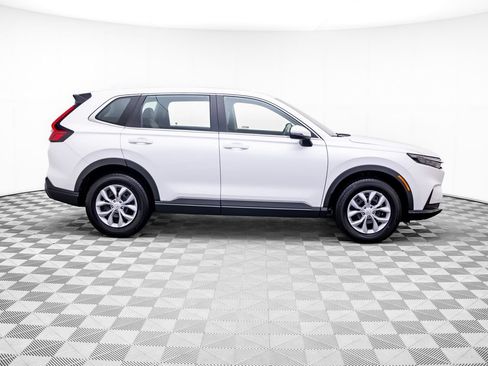 Used 2023 Honda CR-V LX image 9