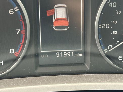 Used 2018 Toyota RAV4 LE FWD image 12