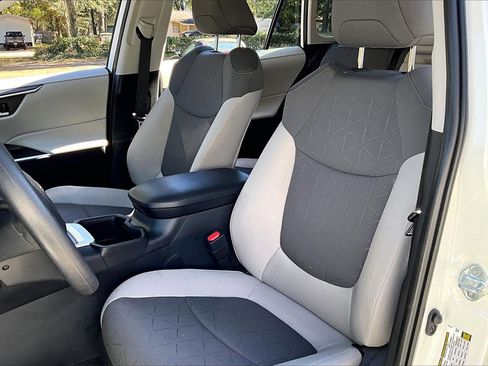 Used 2025 Toyota RAV4 XLE image 18