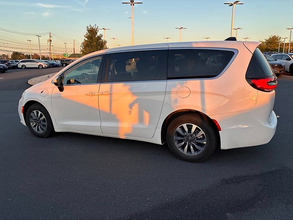 Used 2023 Chrysler Pacifica Touring-L FWD image 16