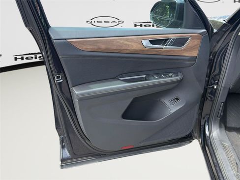 Used 2025 Volkswagen Atlas SE AWD/4WD image 8