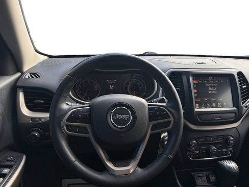 Used 2017 Jeep Cherokee Latitude FWD image 12