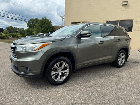 Used 2015 Toyota Highlander Plus AWD/4WD image 4