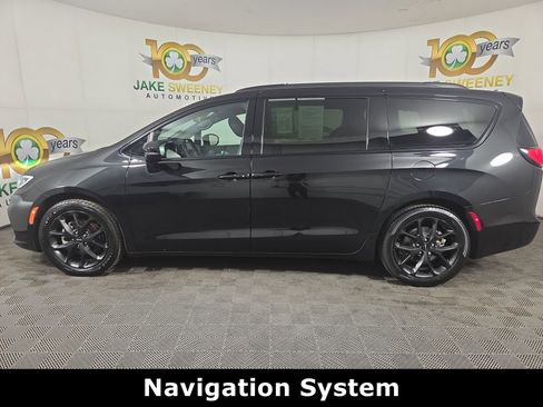 Certified 2024 Chrysler Pacifica Limited w/ S Appearance Package FWD image 6