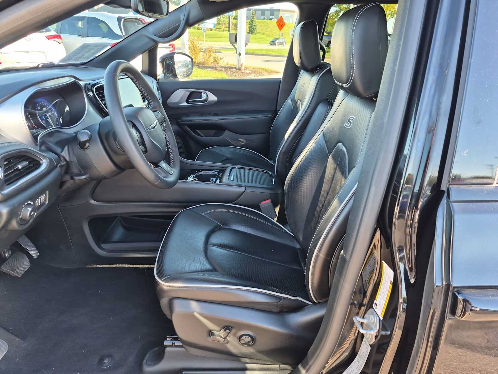 Used 2025 Chrysler Pacifica Limited FWD image 16