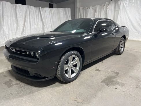 Used 2022 Dodge Challenger SXT image 3