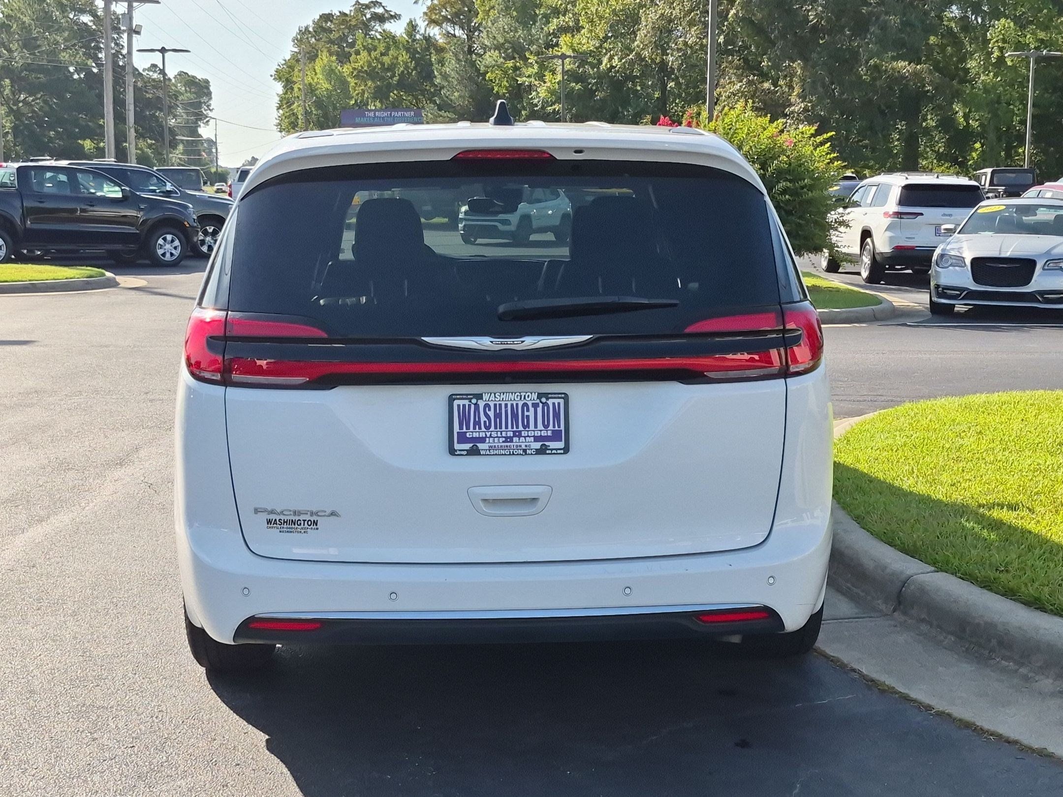 Used 2025 Chrysler Pacifica Select FWD image 6