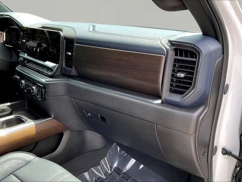 Used 2025 Chevrolet Silverado 1500 High Country w/ Technology Package AWD/4WD image 18