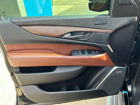 Used 2019 Cadillac Escalade Premium Luxury AWD/4WD image 12