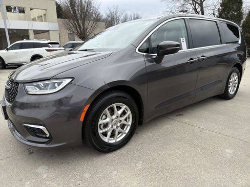 Used 2023 Chrysler Pacifica Touring-L image 1
