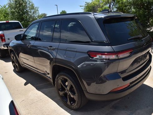 Used 2024 Jeep Grand Cherokee Limited w/ Black Appearance Package AWD/4WD image 9