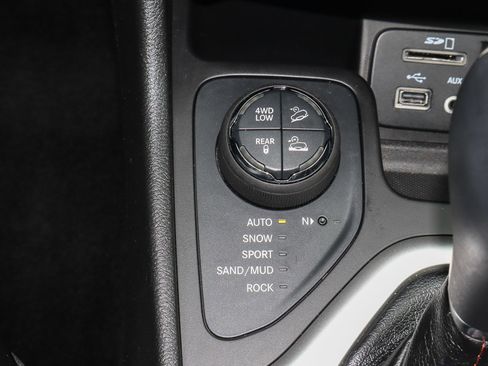 Used 2015 Jeep Cherokee Trailhawk w/ Comfort/Convenience Group AWD/4WD image 22