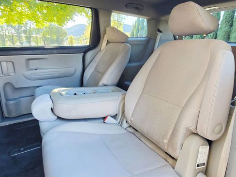 Used 2020 Kia Sedona LX image 36