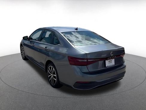 Used 2025 Volkswagen Jetta SE FWD image 11
