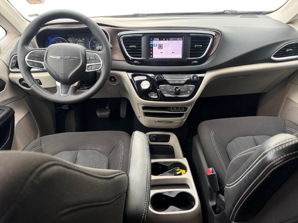 Used 2023 Chrysler Voyager LX FWD image 10